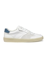 Baskets blanches en cuir et en daim, avec un accent bleu au talon, bout rond, semelle plate et un design minimaliste.