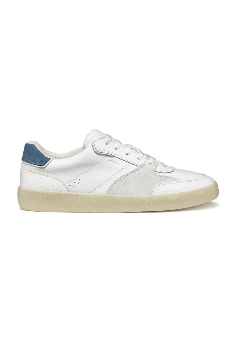 Baskets blanches en cuir et en daim, avec un accent bleu au talon, bout rond, semelle plate et un design minimaliste.