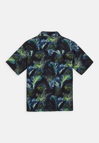 Košile s krátkým rukávem s tmavě námořnickým pozadím, na kterém jsou vzory tropických listů v zelené a modré barvě. Materiál vypadá lehký a tkaný.