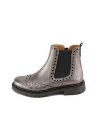 Botín metálico gris con detalles de brogue, paneles laterales elásticos y un tirador negro. Presenta una suela robusta para proporcionar tracción.