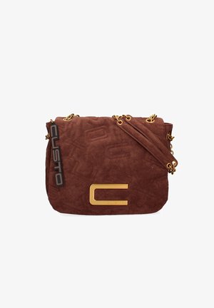 Borsa a spalla in suede marrone con tracolla in catena dorata, motivo impresso e grande dettaglio dorato a forma di lettera "C" sul davanti.