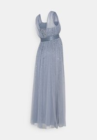 Abito da sera lungo senza maniche in tessuto blu trasparente, con corpetto aderente arricchito da paillettes e gonna fluente.