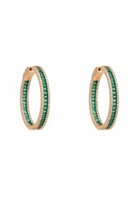 Arany fülbevalók, melyeken egy sor smaragdzöld, téglalap alakú kő található, kis kerek, tiszta kövekkel szegélyezve, így réteges megjelenést kölcsönözve.