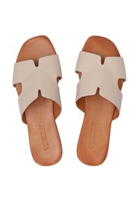 Beige læderslidesandaler med åben tå, der har et krydsdesign. Sålen er lavet af brunt læder, glat med præget branding.