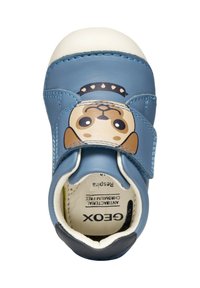 Scarpa in pelle blu con punta rotonda, cinturino in Velcro e faccia di cane stampata sulla tomaia. Interno etichettato "GEOX", dotato di tecnologia traspirante.