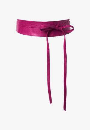 Szeroki pasek ze skóry w kolorze magenty, zawiązany na kokardę z długimi, luźnymi końcami, prezentowany na białym tle.