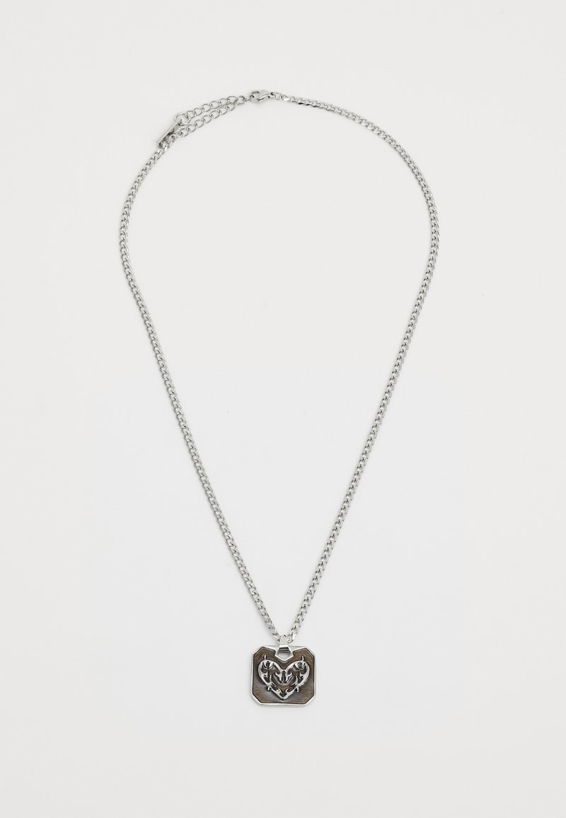 Hõbedane kett kaelakee, millel on ristkülikukujuline ripats, millel on reljeefne südamekujundus ja keerukas kaunistus. Sile metallpind.