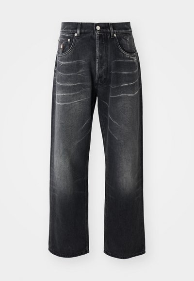 Crne traperice ravnog kroja s izblijedjelim naborima na bedrovima, prednjim gumbom, zatvaračem na munju i dizajnom s pet džepova.