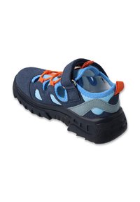 Granatowe i jasnoniebieskie buty z siateczkowej cholewki, pomarańczowymi sznurowadłami i regulowanym paskiem. Teksturowana czarna gumowa podeszwa zapewniająca przyczepność.