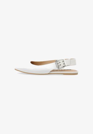 Chaussure plate à bride arrière blanche pointue avec une grande boucle argentée et une semelle intérieure beige sur fond blanc.