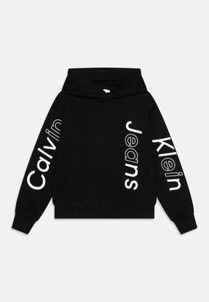 Felpa nera in cotone con maniche lunghe. Ampio testo bianco "Calvin Klein Jeans" stampato verticalmente lungo entrambe le maniche.