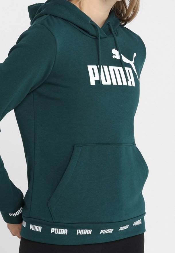 Modrá mikina s kapucí a klokaní kapsou, šňůrkou na stažení a bílým logem "PUMA" na přední straně a spodním lemu. Měkký materiál a žebrované manžety.