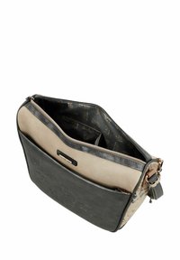 Bolso de hombro negro y beige con superficie texturizada, con cierre de cremallera y compartimentos interiores. Detalle sutil del logo en el frente.