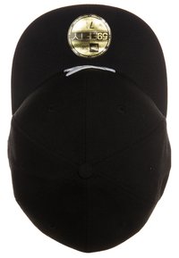 Cappello da baseball nero con visiera piatta, logo ricamato in bianco e un lucido adesivo dorato sulla parte superiore. Realizzato in tessuto testurizzato.