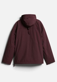 Giacca cappuccio bordeaux con una texture liscia. Presenta un cappuccio arricciato, maniche lunghe e una vestibilità dritta. Design minimalista senza chiusure visibili.