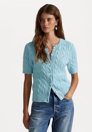 Lyseblå strikket kortermet cardigan med kabelflette, med rund hals, knappelukking og ribbestrikket fald.