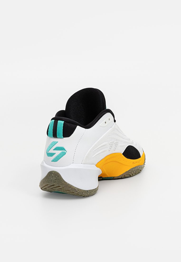 Zapatilla deportiva blanca con un cuello negro, tacón amarillo y texturizado, y acentos turquesa. Presenta un diseño suave y una suela con patrón.