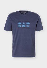 Navyblauw T-shirt met korte mouwen, een ronde hals en een abstracte blauw-zwarte rechthoekige grafische print op de borst.