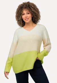 V-ringad tröja i mjuk snyggstickning, med horisontella ränder i kräm, beige och limegrön. Långa ärmar med avslappnad passform och sidoflikar.