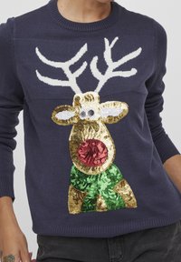 Granatowy sweter z wzorem renifera. Renifer wykonany z złotych, zielonych i czerwonych cekinów, z białymi rogami i okrągłym czerwonym nosem.