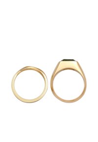 Sæt af guld-ringe; den ene har en stor grøn sten med facetteret snit, den anden er en glat, tynd ring. Begge har en poleret overflade.