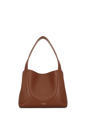 Hnedá kožená kabelka cez rameno s hladkou textúrou, zakriveným tvarom a jedným popruhom. Na spodnej časti je jemné logo.