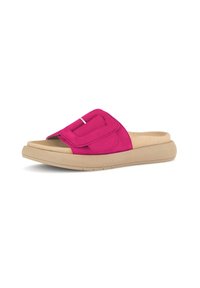 Fuchsia schuif sandaal met een padded strap en zilveren accent. Gevoerde beige zool met textuur voor grip. Eenvoudig, open ontwerp voor gemakkelijke pasvorm.