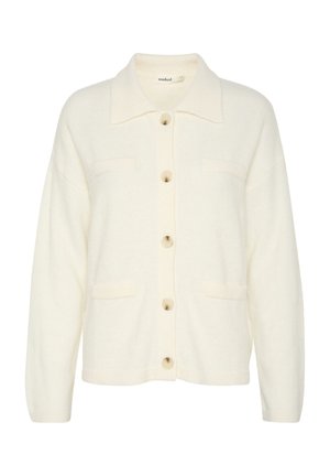 Gilet de couleur crème en tissu doux. Il présente un col, une fermeture à boutons, deux poches avant et des accents côtelés.