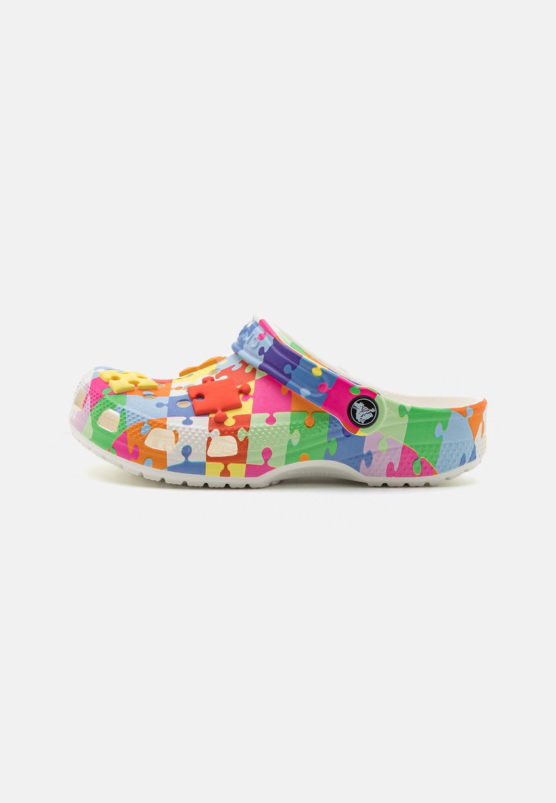 Crocs SMU CLASSIC PUZZLE CLOG K Mules white/multicoloured/blanc