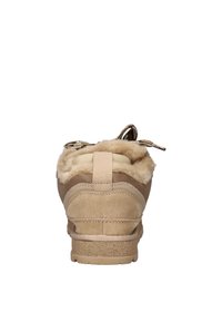 Sinaasbruine suède en stoffen sneaker met een bontkraag, voorzien van een afgeronde hiel en een platte rubberen zool; met textuuraccenten aan de achterkant.