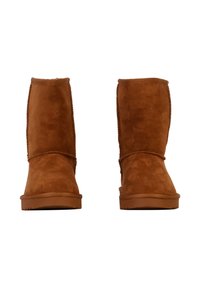 Botas de tobillo de ante castaño con punta redonda, costuras verticales y suela de goma plana; textura suave y altura hasta la pantorrilla.