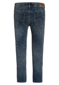 Vaqueros de mezclilla azul oscuro con corte recto, que cuentan con un parche de cuero en la cintura y dos bolsillos traseros con costuras curvas.