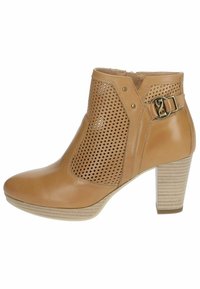 Bottine en cuir tan avec un design perforé, accent de boucle sur le côté et un talon bloc texturé. Surface lisse avec un bout rond.