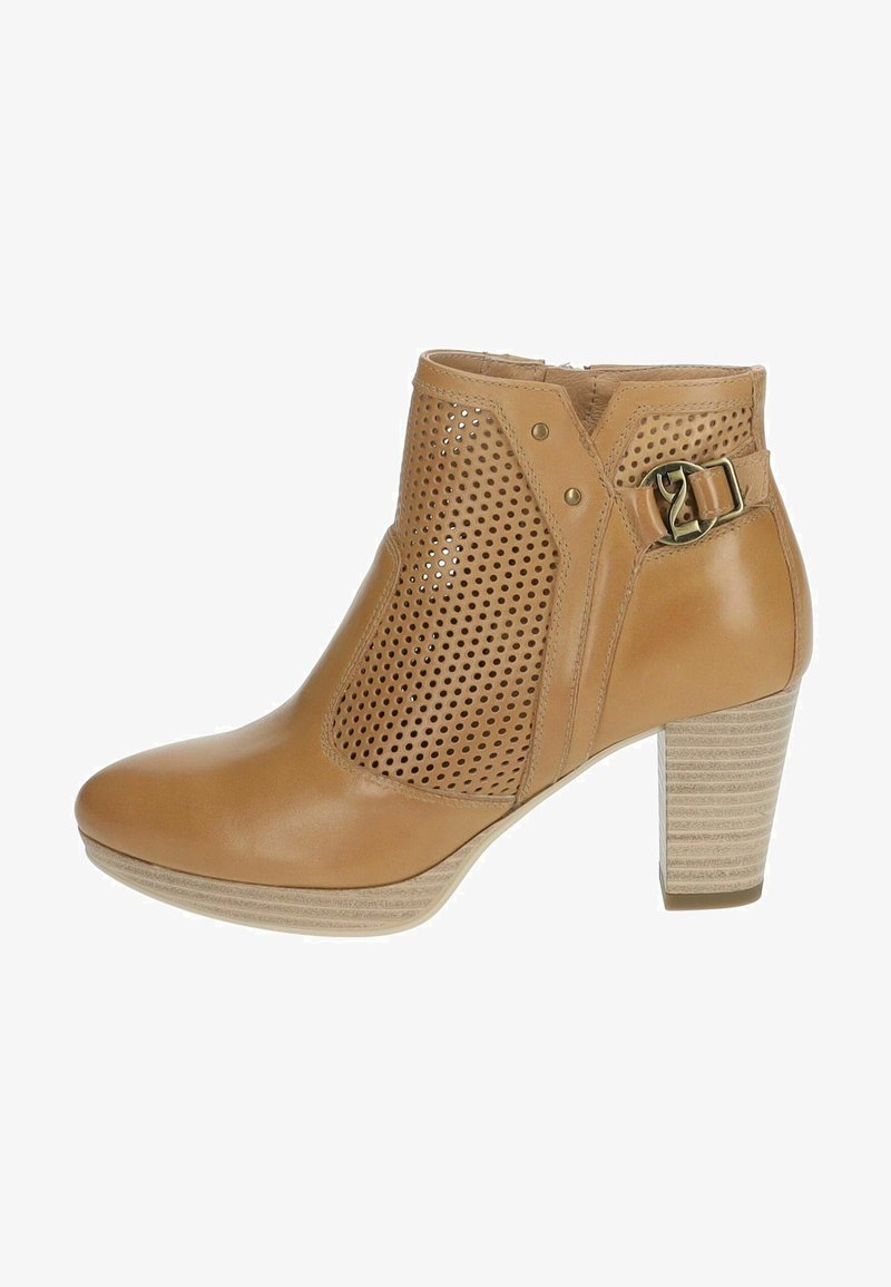 Tan-farbene Leder-Stiefelette mit perforiertem Design, seitlichem Schnallenakzent und strukturiertem Blockabsatz. Glatte Oberfläche mit abgerundetem Zehenbereich.