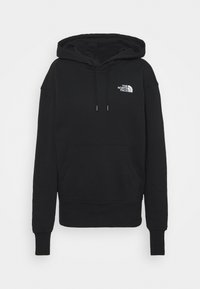 Svart hoodie i mjukt tyg, med en framficka, justerbara dragsnören och en liten vit logotyp på bröstet. Standardpassform.