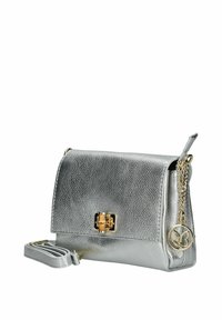 Borsa a tracolla argento metallico con superficie in pelle testurizzata, chiusura in oro, dettagli a catena e tracolla removibile.