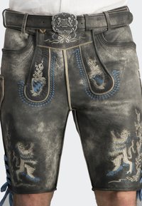 Dunkelgraue Ledershorts mit blauer Stickerei, filigranen Designs, einem taillierten Bund und dekorativen Akzenten an den Seiten.