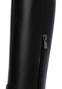 Stivale in pelle nera caratterizzato da un design elegante, chiusura con cerniera laterale e texture liscia, che enfatizza un'estetica minimalista.