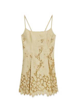 Robe beige à fines bretelles avec découpes en dentelle florale et ourlet festonné, présentant un décolleté droit et un design plissé.