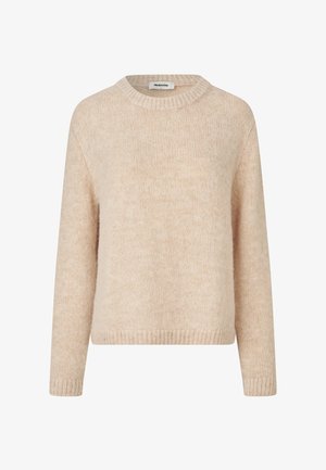 Bež pleten pulover z dolgimi rokavi in okroglim ovratnikom, izdelan iz mehkega puhastega blaga z rebrastimi manšeti in robom.