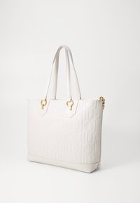 Borsa tote bianca realizzata in pelle goffrata, dotata di doppi manici, finiture in metallo dorato e una forma strutturata con un sottile motivo del logo.