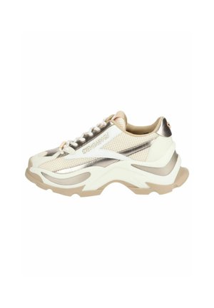 Zapatillas blancas y metálicas con parte superior de malla, suela gruesa y una marca prominente. Presenta acentos en beige y un diseño texturizado.