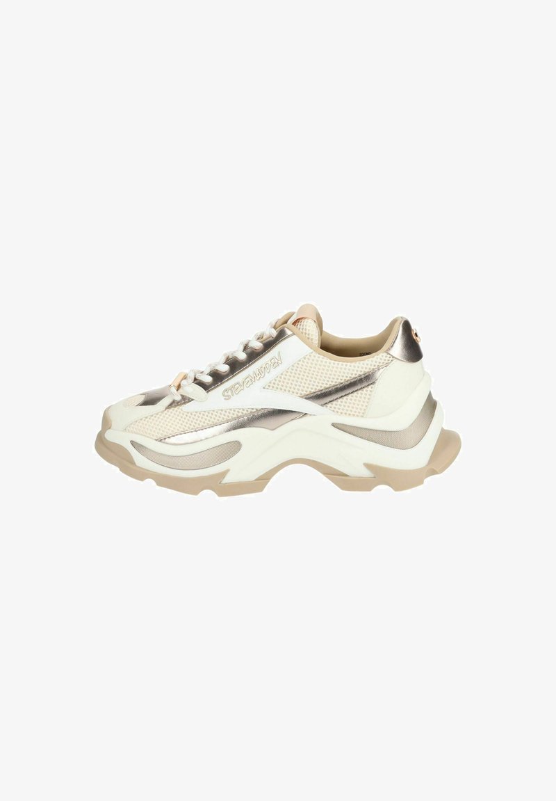 Sneaker bianca e metallica con superiore in rete, suola spessa e branding prominente. Presenta accenti beige e un design testurizzato.