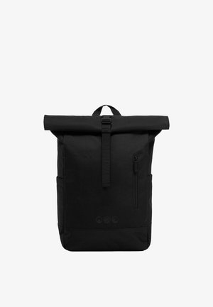 Zaino nero con chiusura roll-top, fibbia frontale, tasca verticale con cerniera, tasche laterali e maniglia superiore per il trasporto.