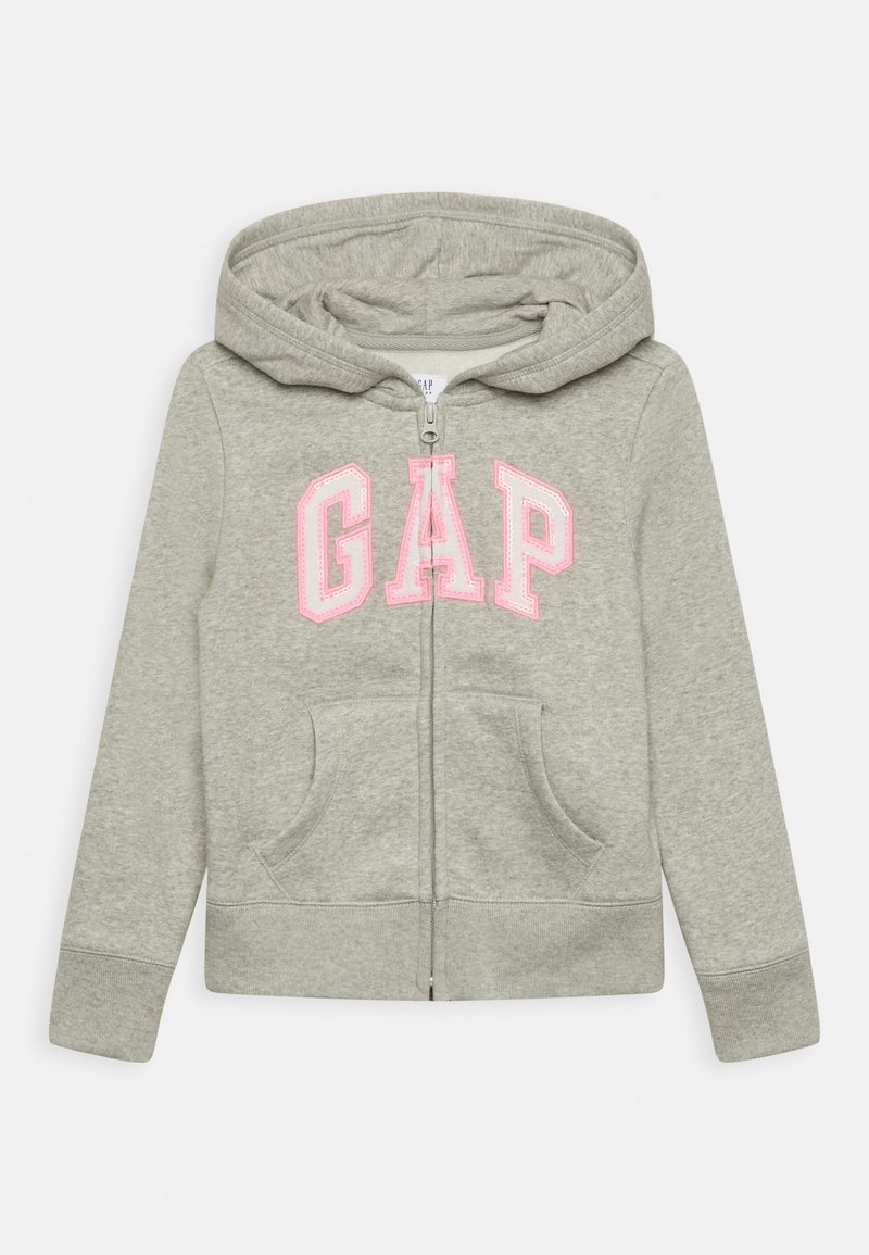 Sweat à capuche zippé gris clair avec capuche et poches avant, avec de grandes lettres roses en contour « GAP » sur la poitrine.