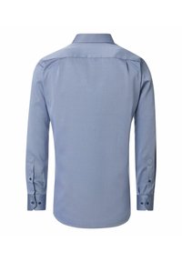 Lange mouwen, knoopsluitende shirt van lichtblauwe stof. Heeft een klassieke kraag, afgeronde zoom en knoopmanchetten met subtiele stikseldetails.