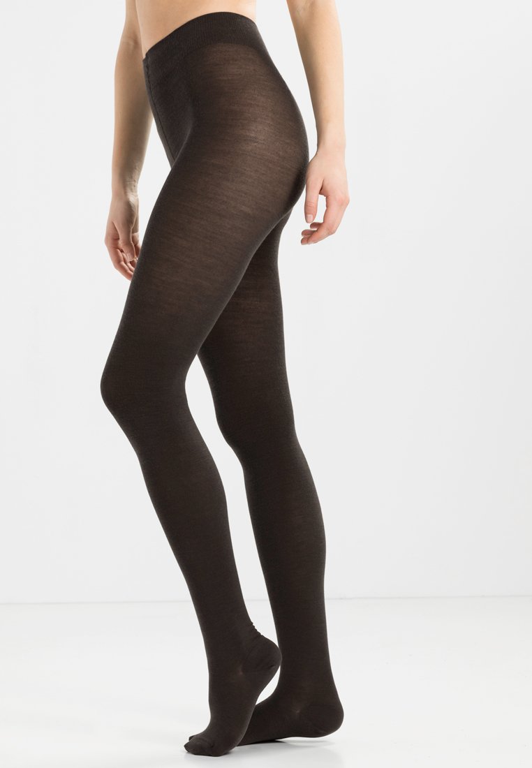 Bruine ondoorzichtige panty's gemaakt van een zacht materiaal, met een hoge tailleband en een gladde, gelijkmatige textuur die tot de teen reikt.