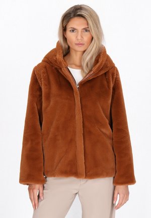 Bruine nepbont zip-up jas met een kap, voorzien van een zachte textuur, lange mouwen en een relaxte pasvorm. Ontworpen voor warmte en comfort.