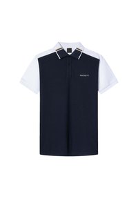 Camisa polo azul marino con mangas cortas blancas, que presenta un cuello y un logo bordado. Finas líneas blancas y doradas en los hombros.