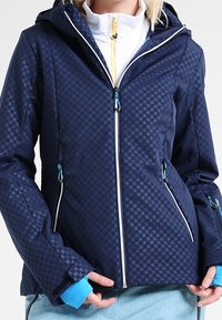 Marineblaue Jacke mit einem subtilen geometrischen Muster, Reißverschluss vorne, kontrastierenden hellblauen Akzenten und einer verstellbaren Kapuze. Wasserdichtes Design.